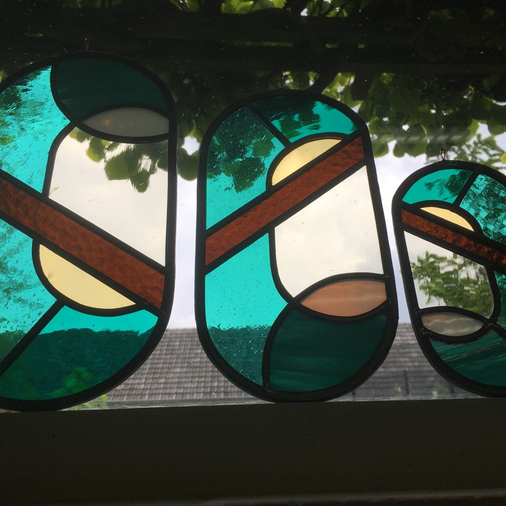 Drie ovale glas in lood raamhangers